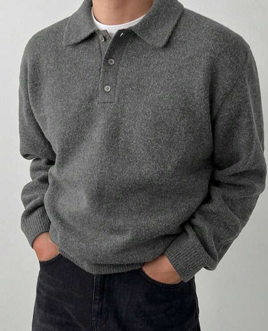 Man wearing the knit polo sweater in grey – hands in pockets