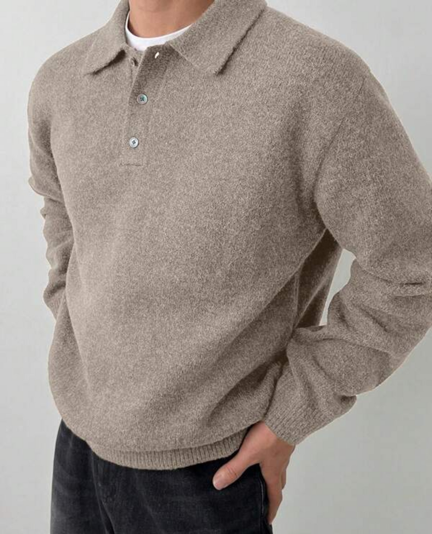 Man wearing the knit polo sweater in beige – front view