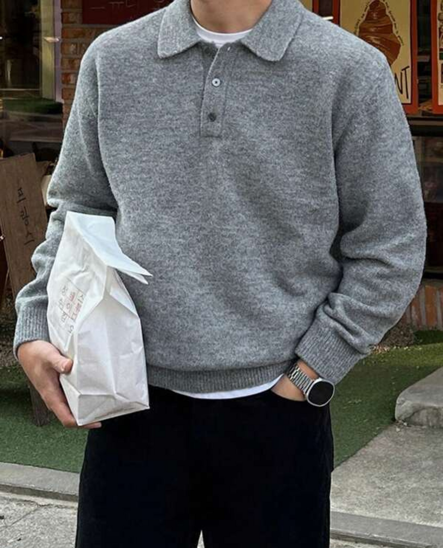 Man wearing the knit polo sweater in light grey – with bag