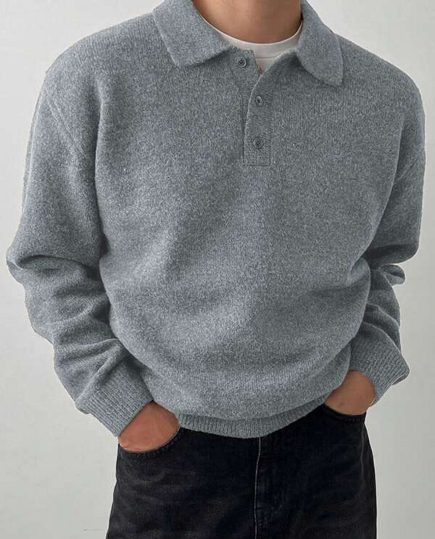 Man wearing the knit polo sweater in light grey – front view