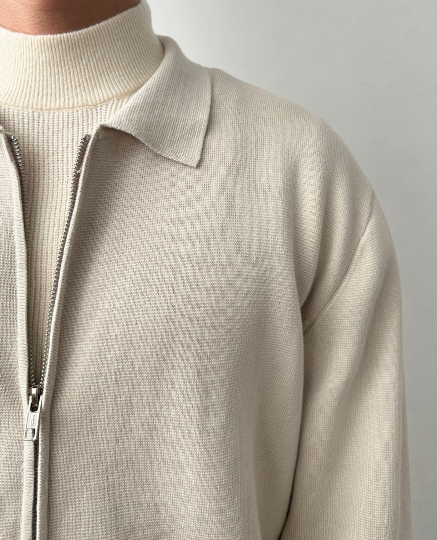 Close-up of the collar and zip