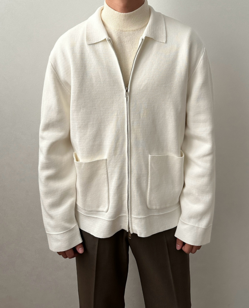 Man wearing the knit zip jacket in white – hands in pockets