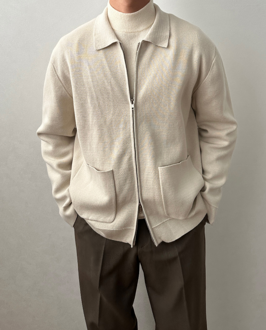 Man wearing the knit zip jacket in beige – hand in pocket