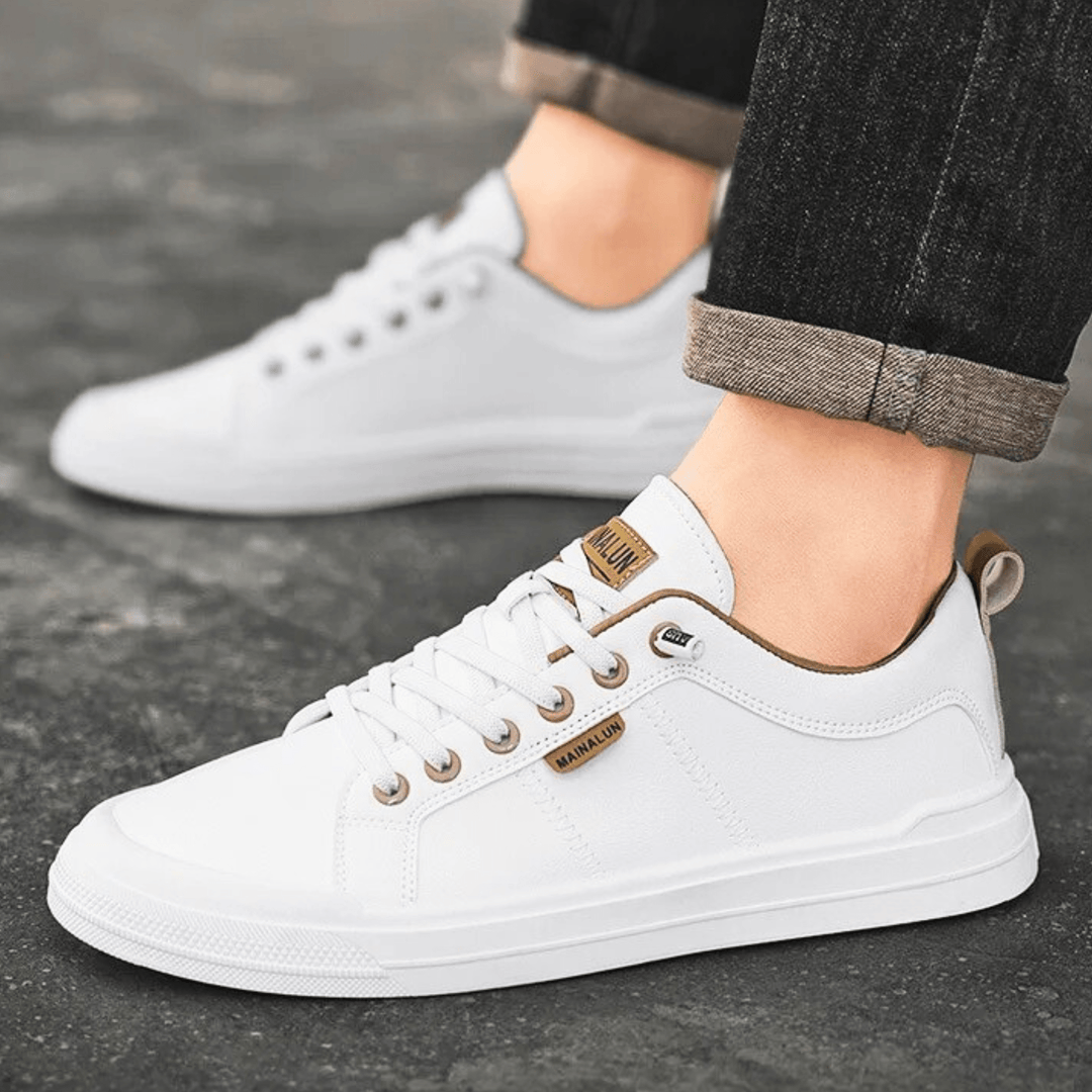 Men's lace-up sneakers in white – worn