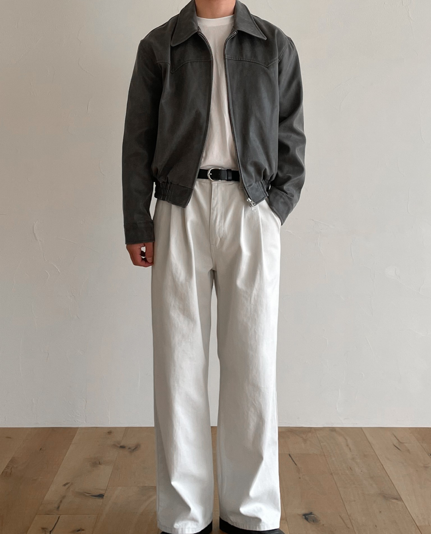 Man wearing the leather-look zip jacket in grey – full look
