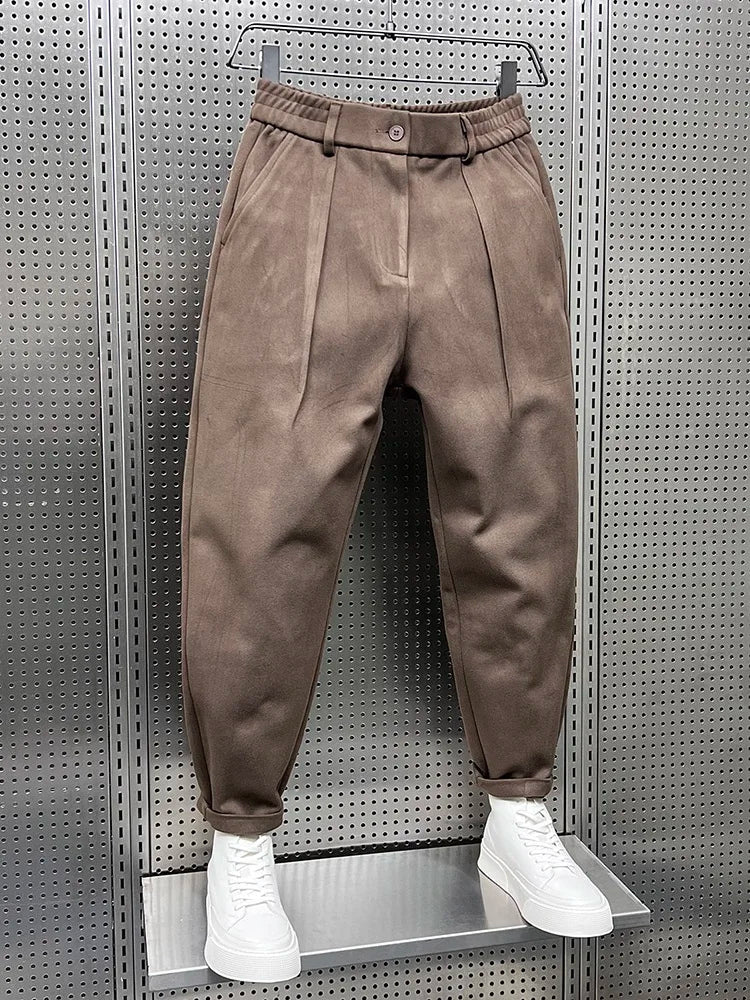 Men's pleated tapered trousers in coffee – front view