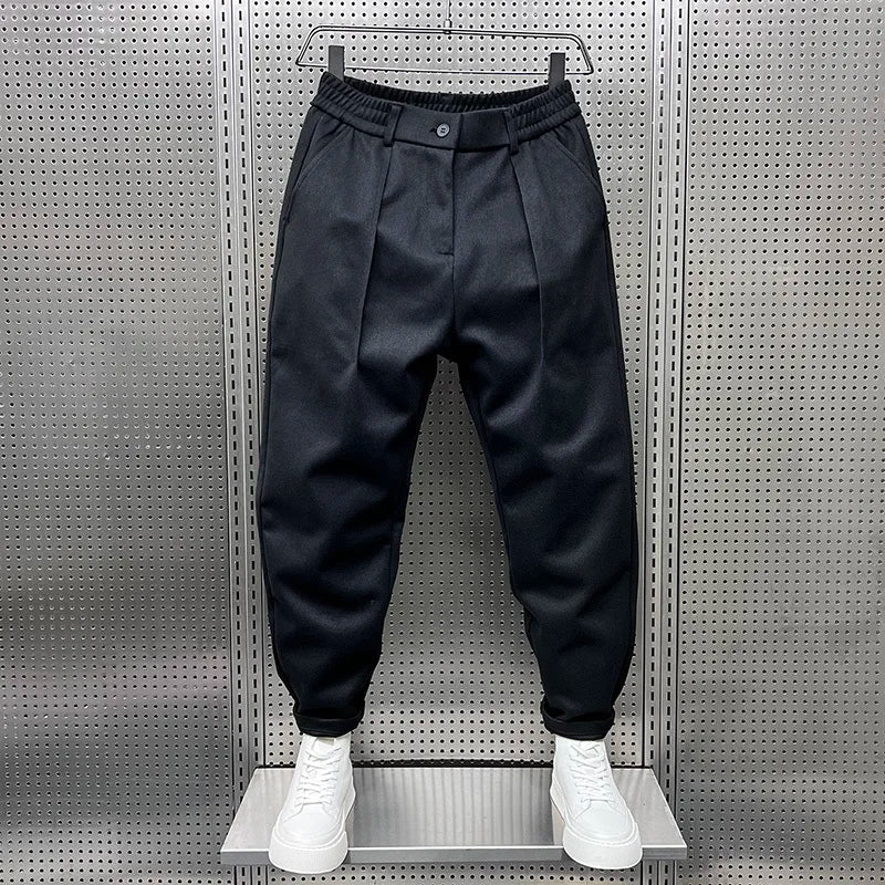 Men's pleated tapered trousers in black – front view