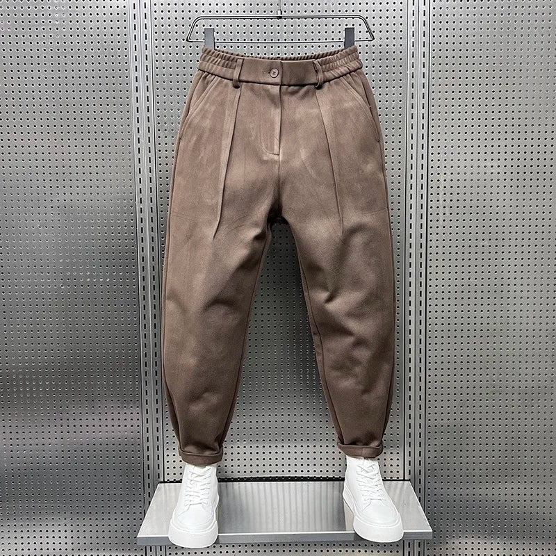 Men's pleated tapered trousers in coffee – side view