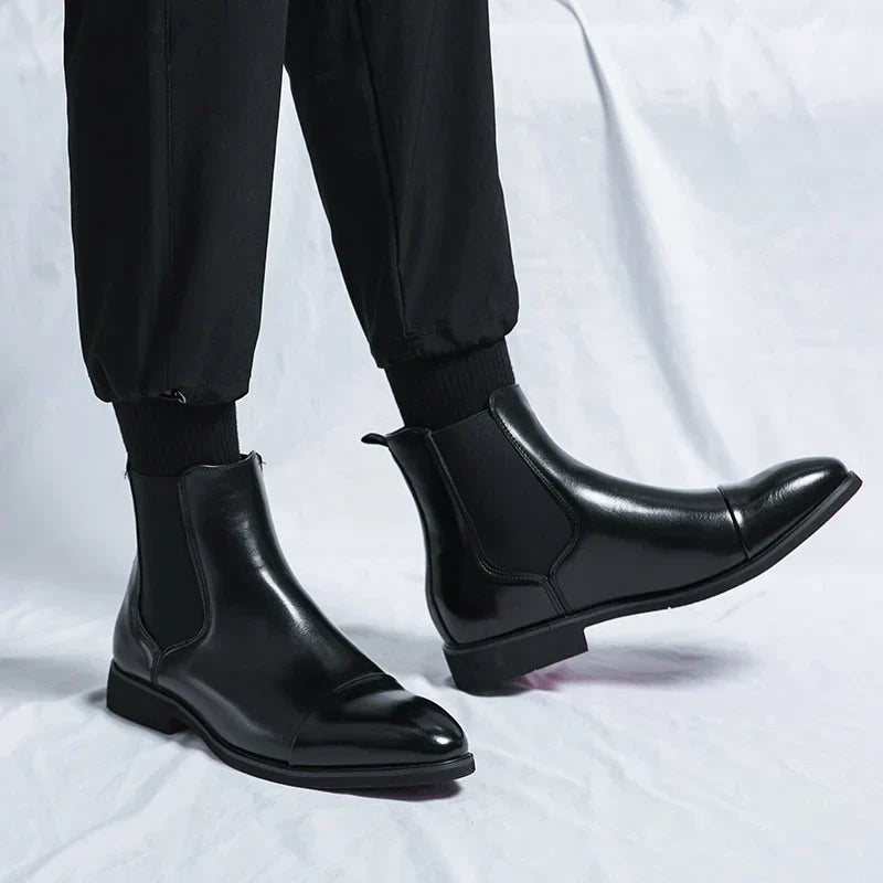 Men's pointed Chelsea boots in black – worn