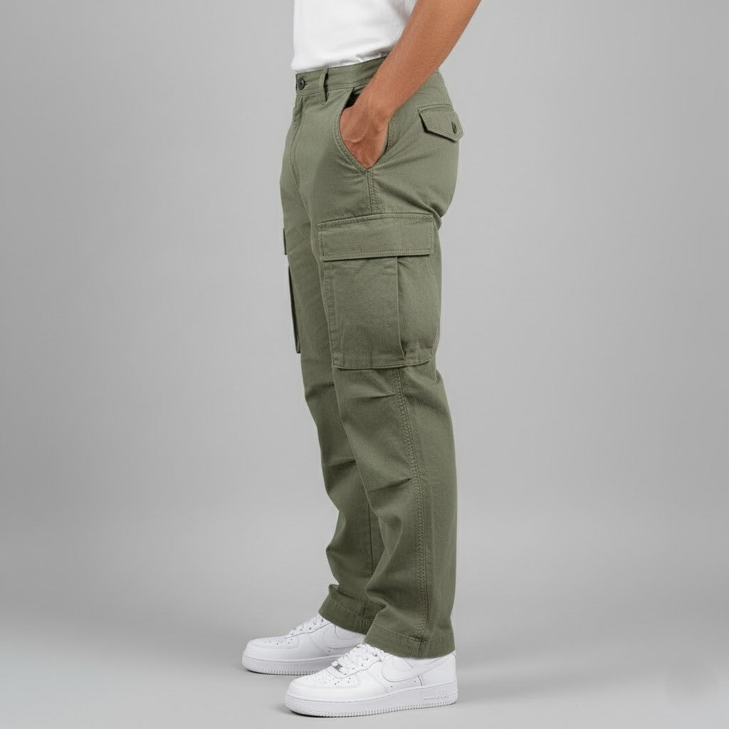 Man wearing the relaxed fit cargo trousers in dark green – side view