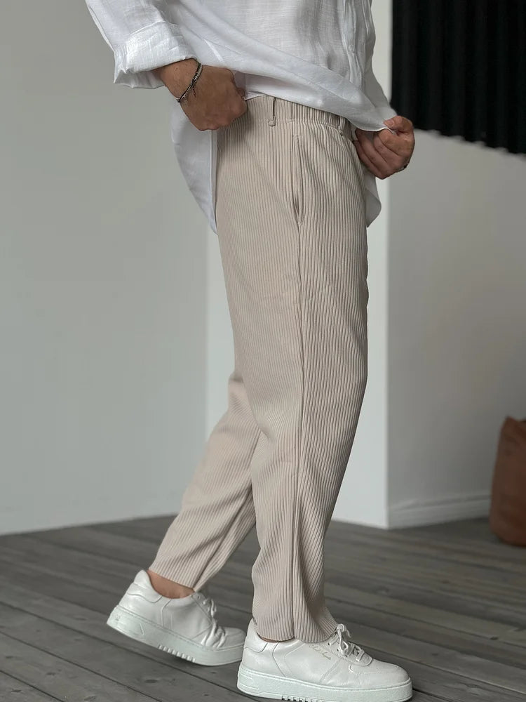 Man wearing the soft relaxed trousers in beige – side view