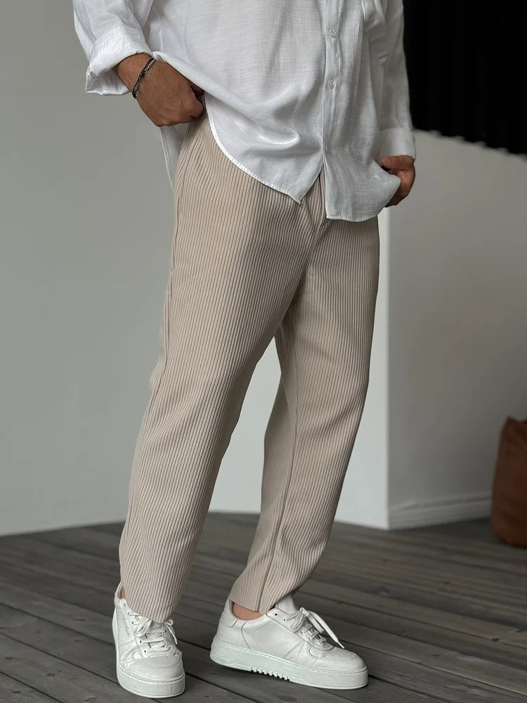 Man wearing the soft relaxed trousers in beige – hand in pocket