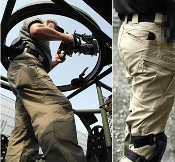 Man wearing the water-repellent cargo trousers in khaki – active