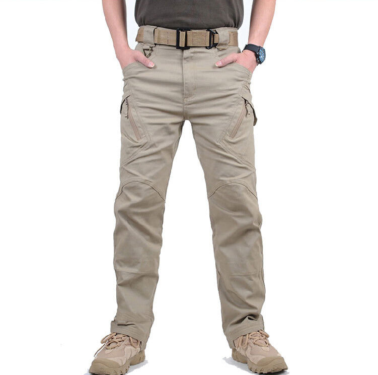 Man wearing the water-repellent cargo trousers in khaki – front view