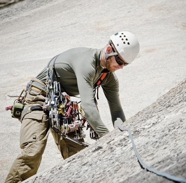 Man wearing the water-repellent cargo trousers in khaki – climbing