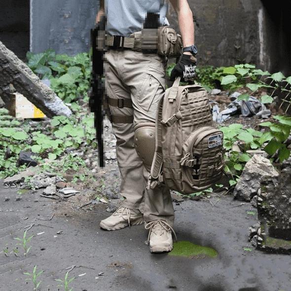 Man wearing the water-repellent cargo trousers in khaki – outdoors