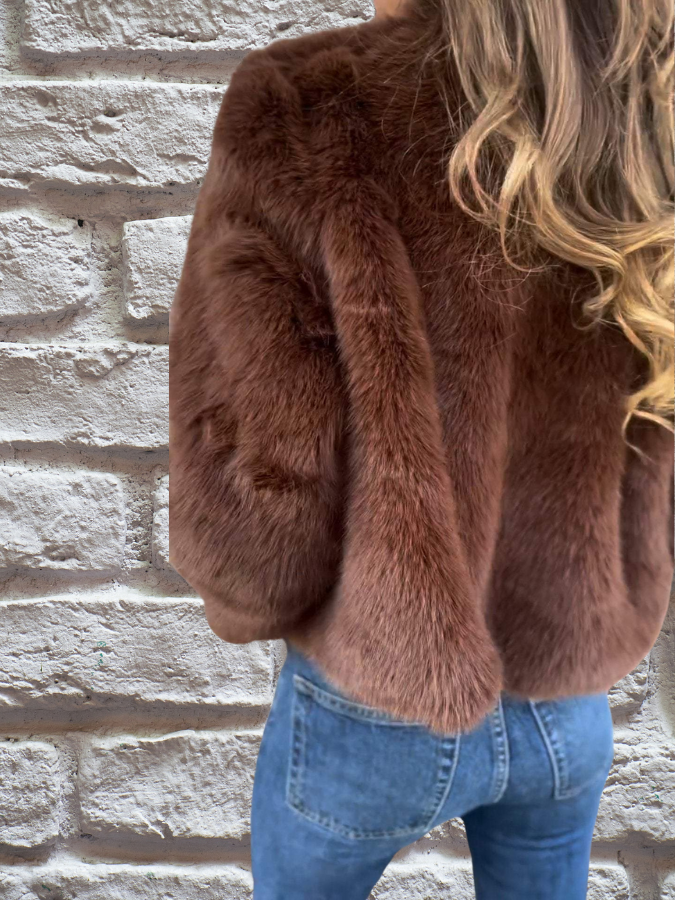 Women's cropped faux fur zip jacket in brown – close-up