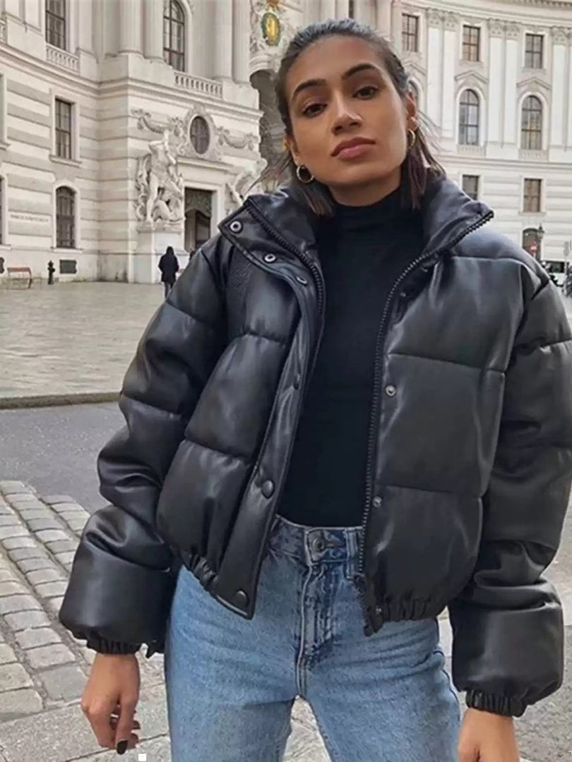 Women's leather-look puffer jacket in black – street look