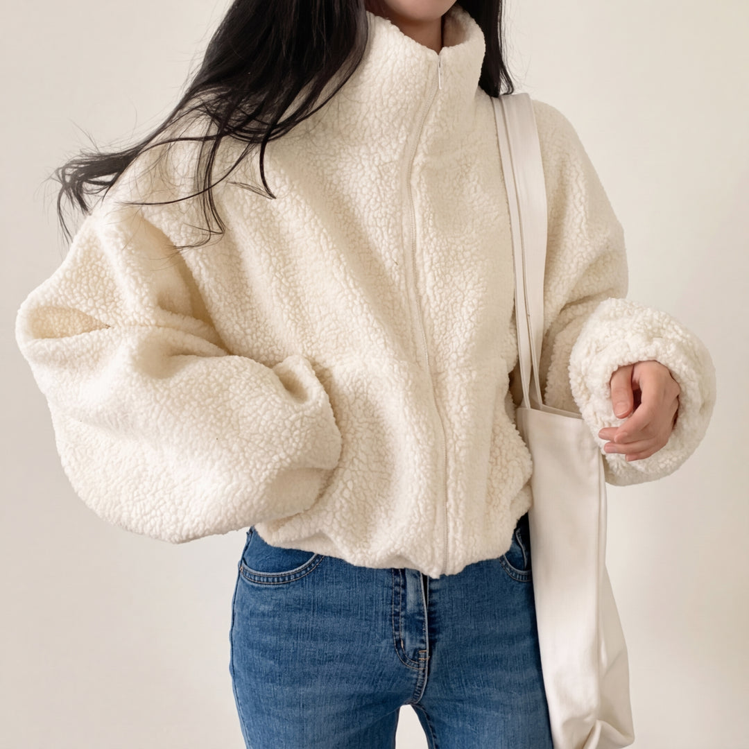 Women's cropped sherpa fleece jacket in cream – with tote bag