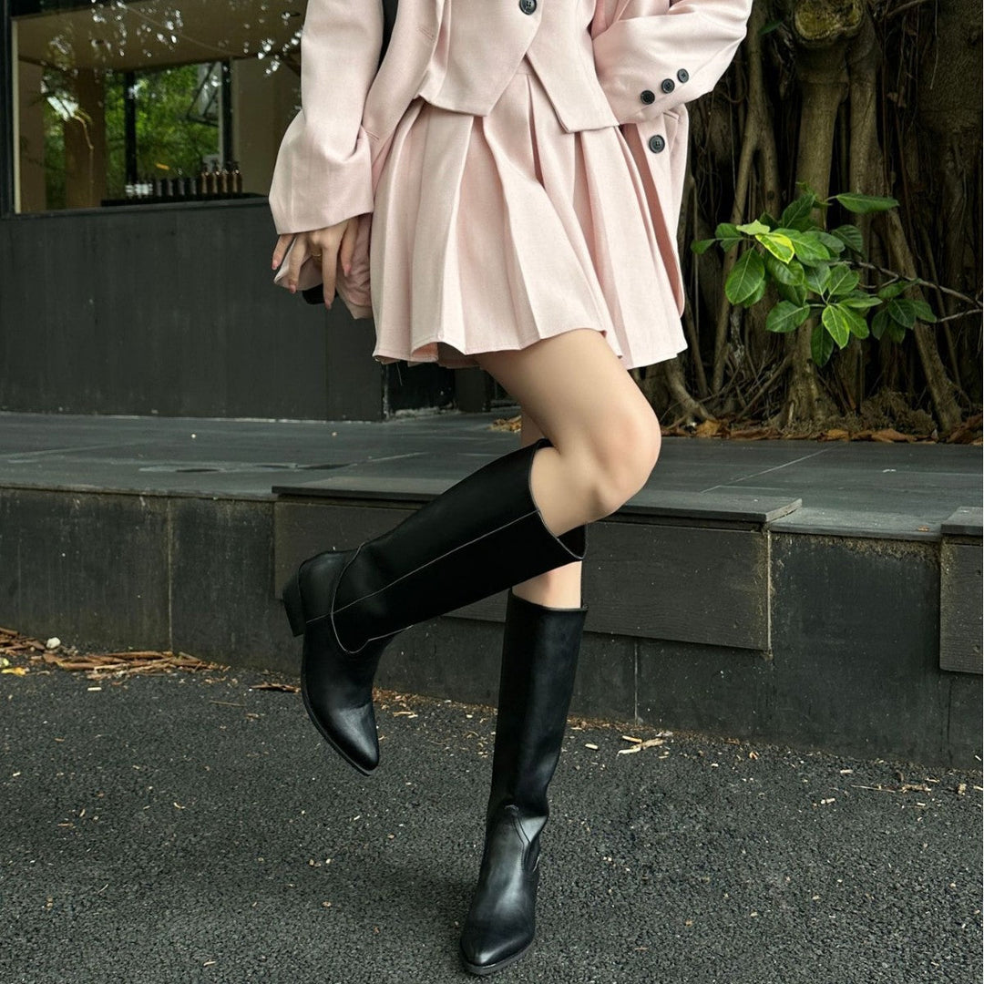 Women's pointed toe knee-high boots in black – walking
