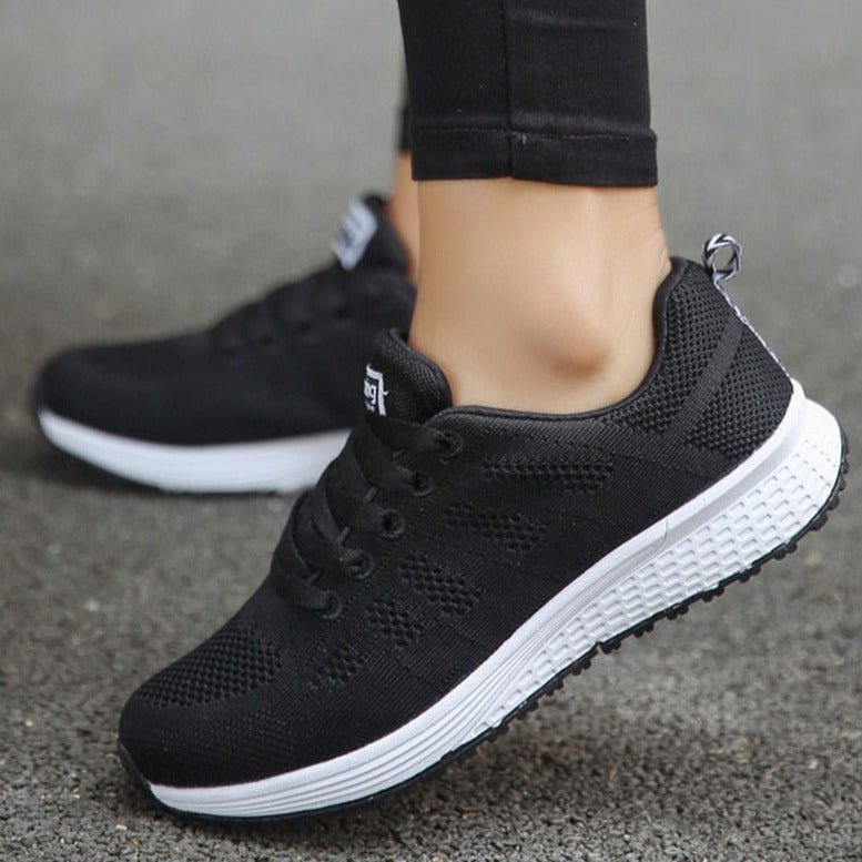 Women's knit trainers in black – walking