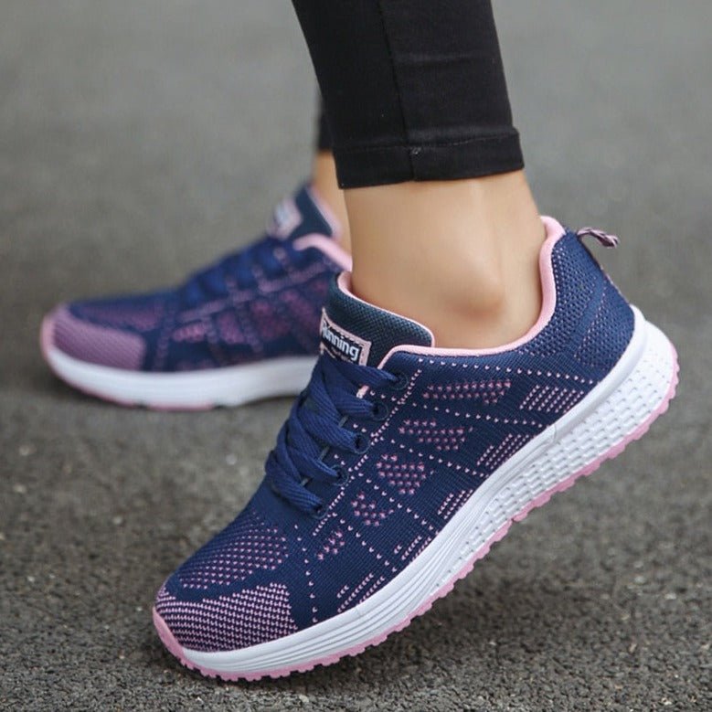 Women's knit trainers in navy – walking