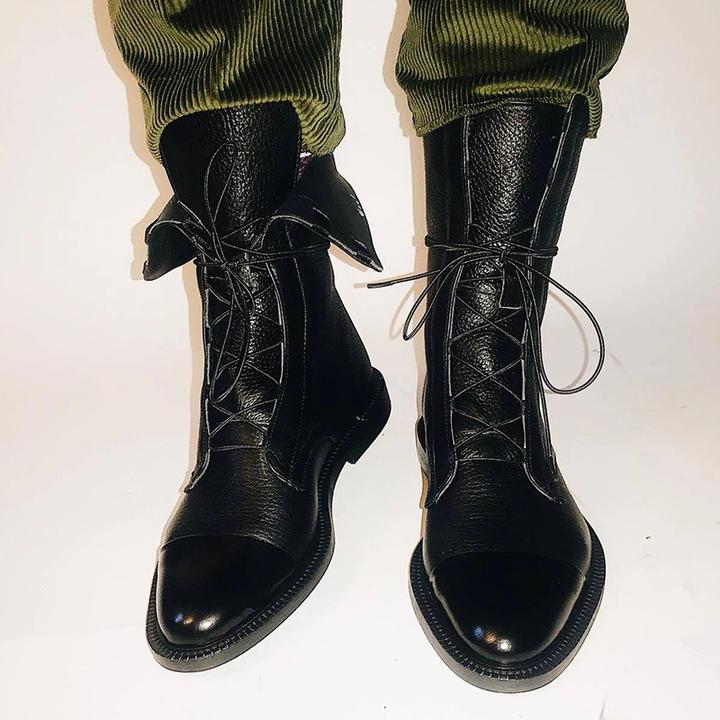 Women's lace-up mid-calf boots in black – pair