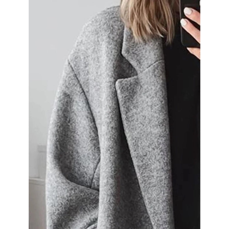 Women's long winter coat with lapels in grey – fabric close-up