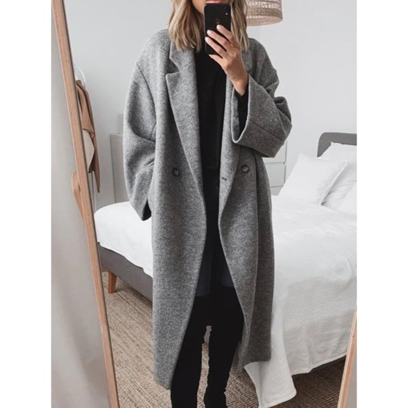 Women's long winter coat with lapels in grey – styled look