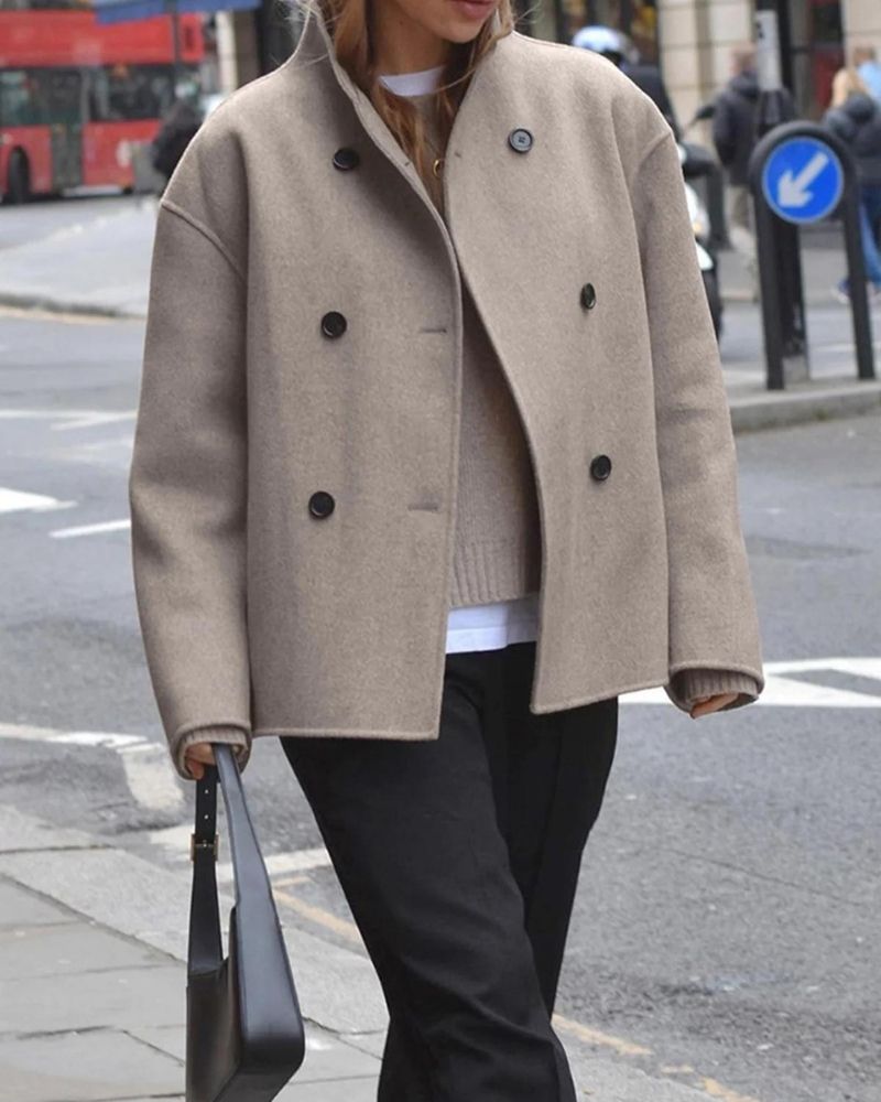 Women's oversized short double-breasted coat in taupe – walking