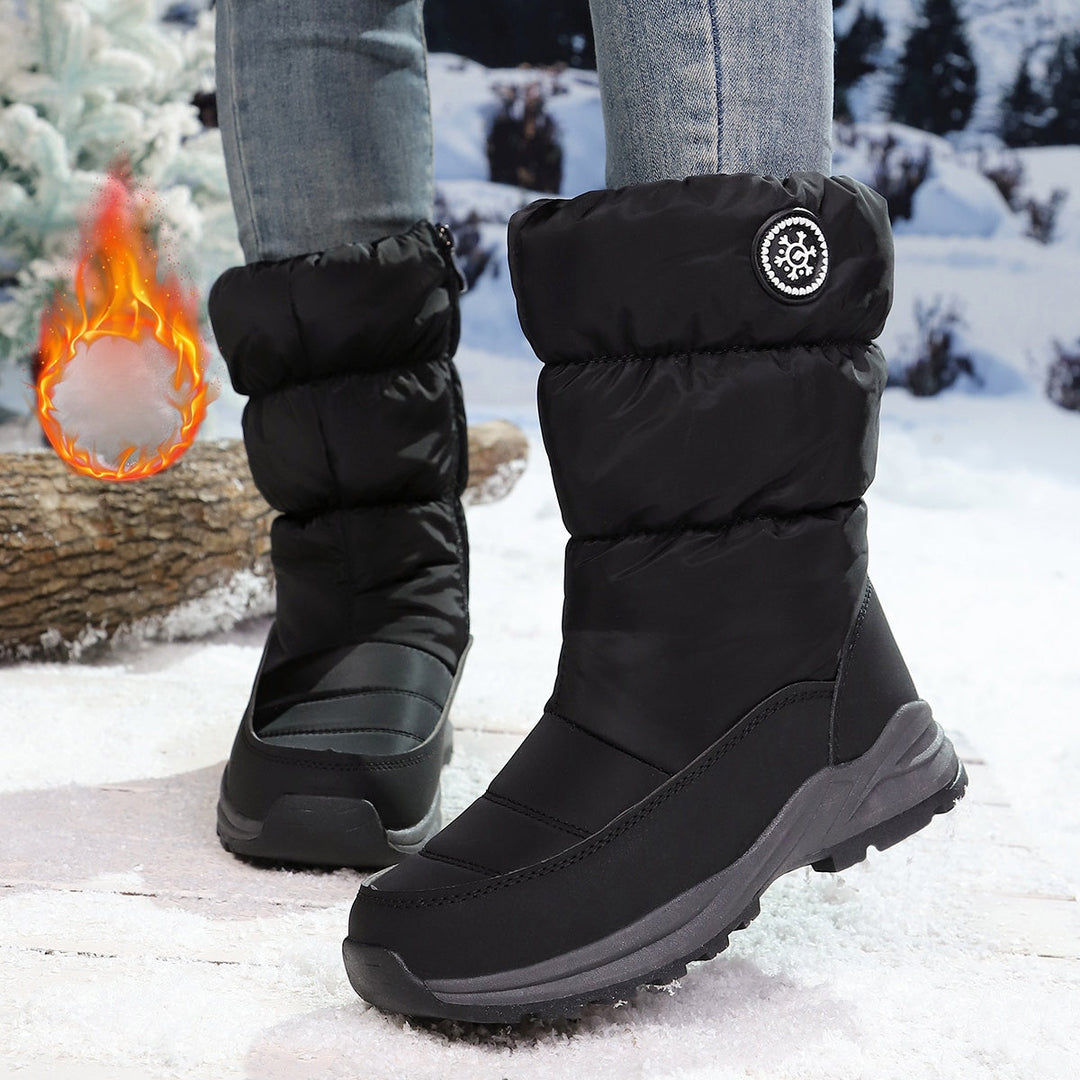 Women's padded snow boots in black – pair in the snow
