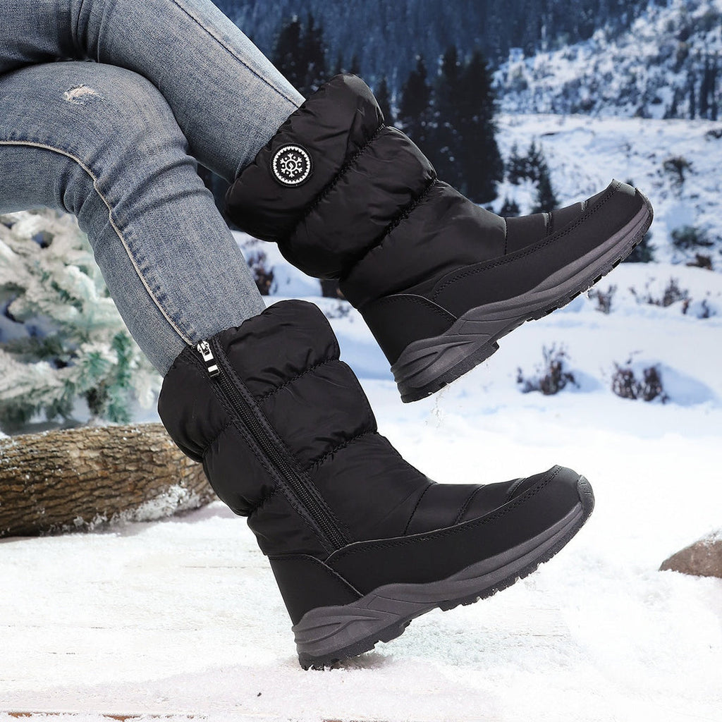 Women's padded snow boots in black – side view with zip
