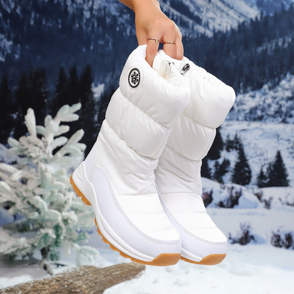 Women's padded snow boots in white – held up