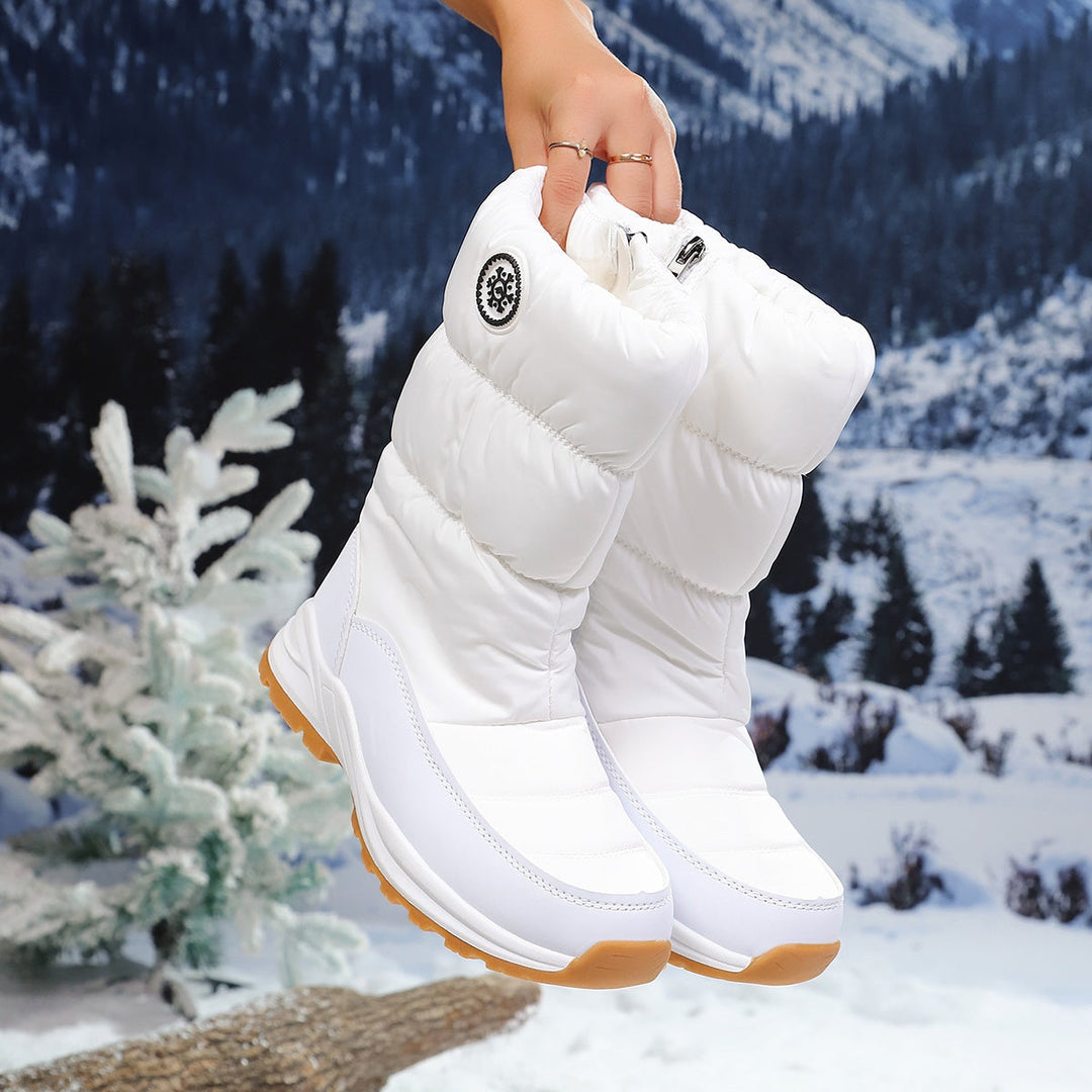Women's padded snow boots in white – held up