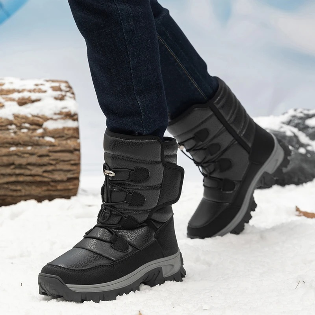 Women's toggle lace winter boots in black – in the snow