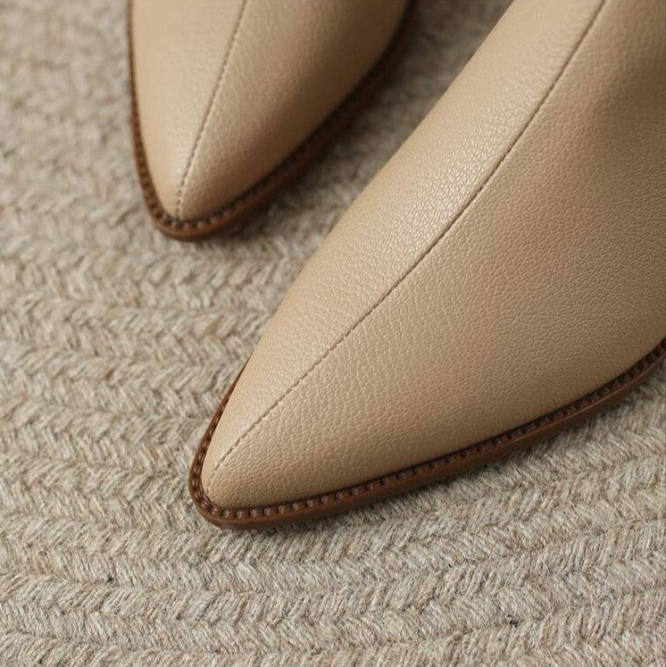 Close-up of the beige pointed toe