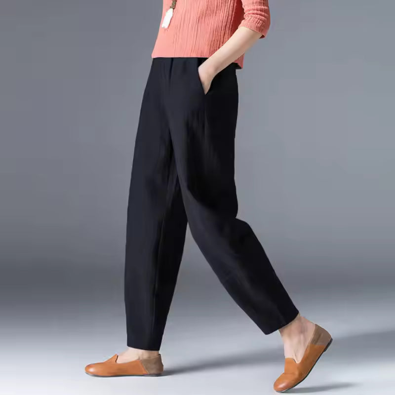 Women's relaxed tapered trousers in black – walking