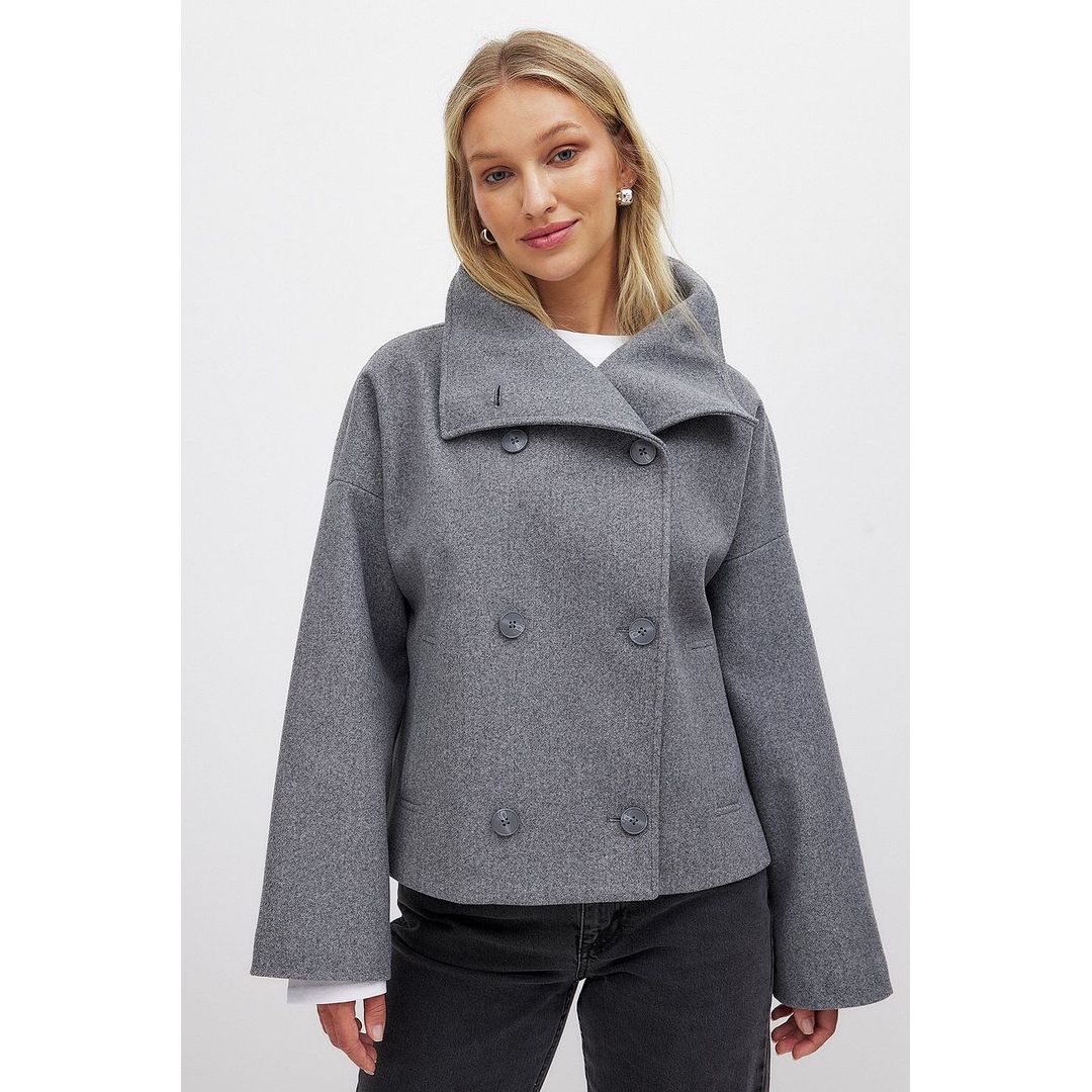 Women's short double-breasted coat with wide collar in grey