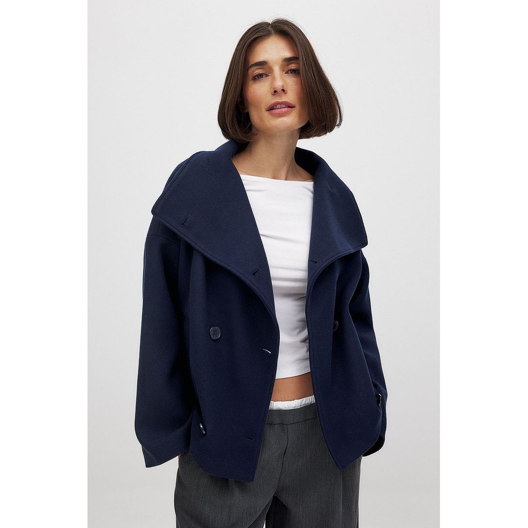 Women's short double-breasted coat with wide collar in navy, open collar