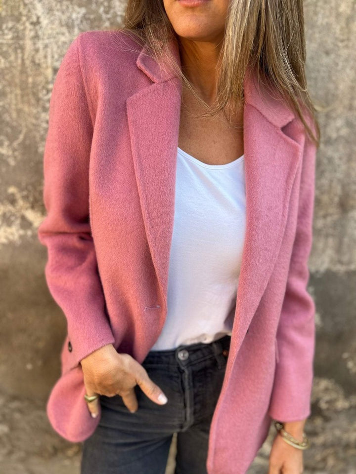 Women's single-button lapel blazer in pink – worn open