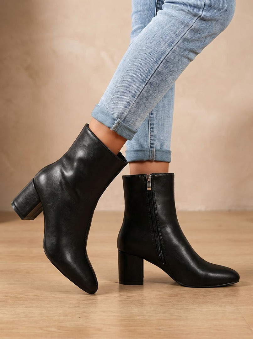 Women's sleek block heel ankle boots in black – walking