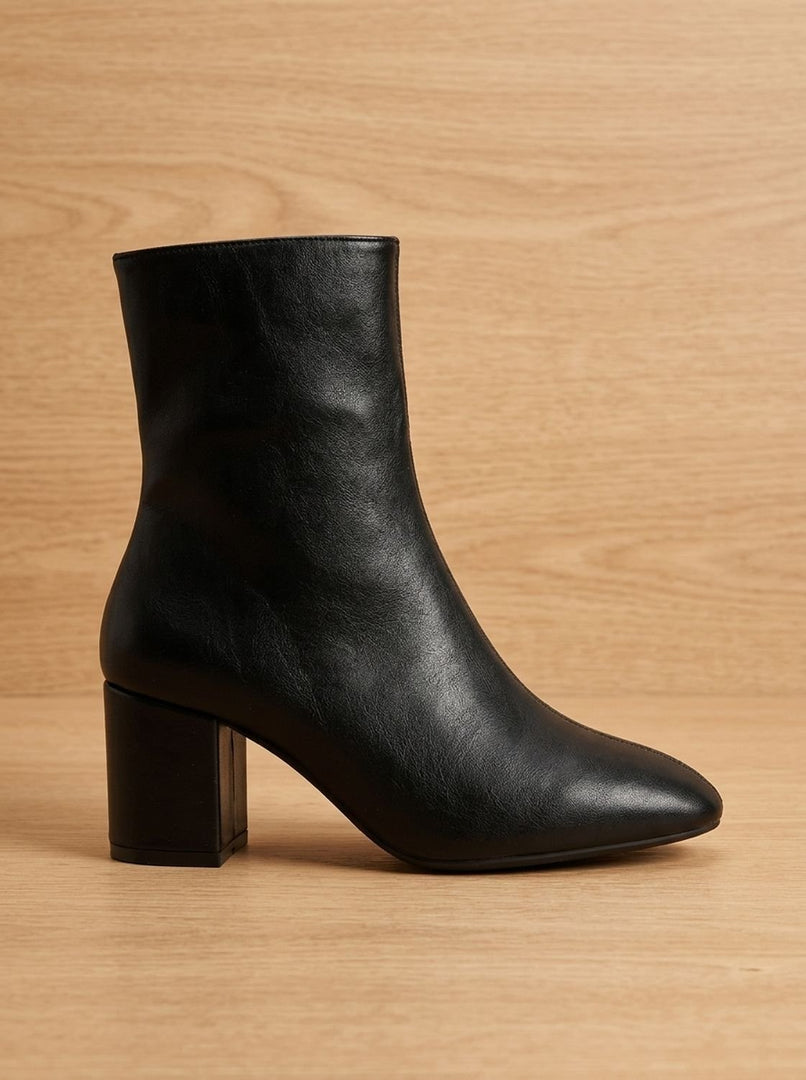 Women's sleek block heel ankle boots in black – side view