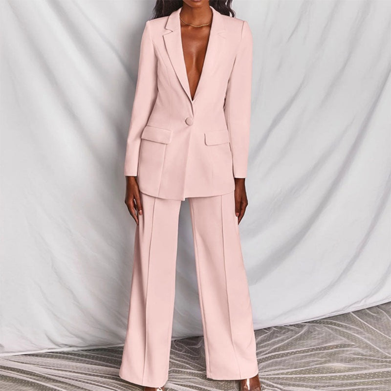 Women's two-piece trouser suit with tailored blazer in light pink – worn look
