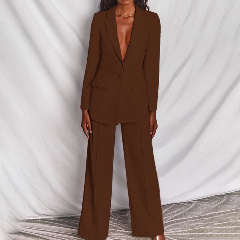 Women's two-piece trouser suit with tailored blazer in brown – worn look