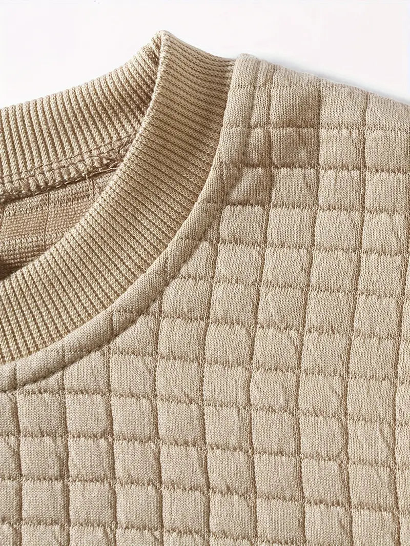 Close-up of the ribbed round neck