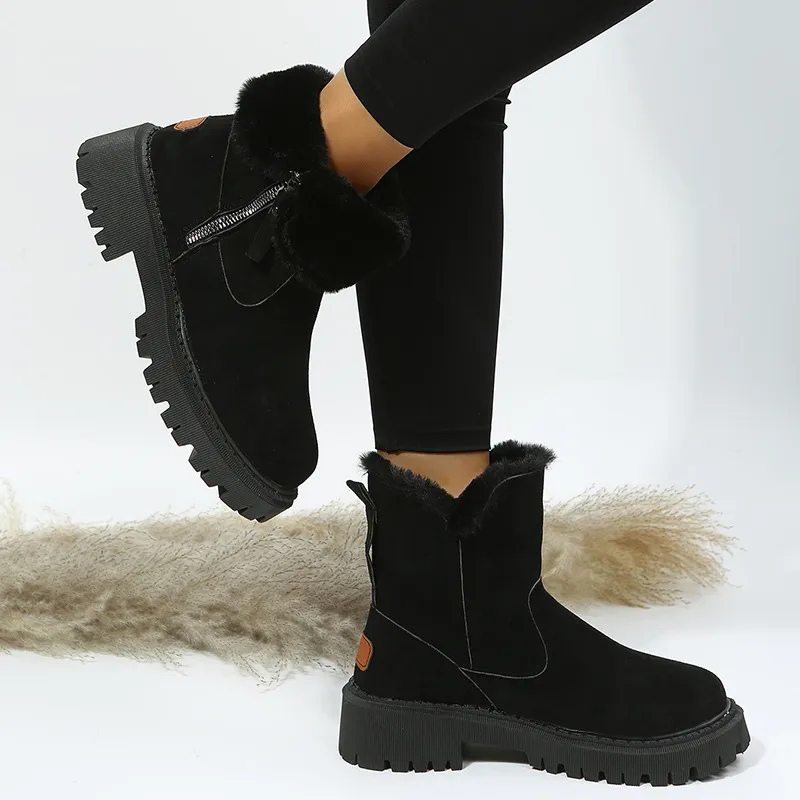 Women's faux fur cuff winter boots in black – back view